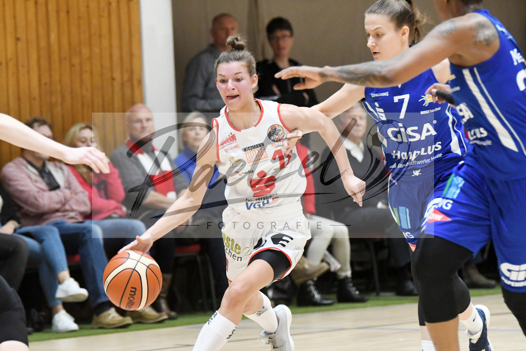20200126_PANHAL_0050 | Basketball, Frauen: Jenny Strozyk (GiroLive-Panthers Osnabrück) und Laura Schinkel (GISA LIONS SV Halle) im Zweikampf beim Spiel der Toyota DBBL zwischen GiroLive-Panthers Osnabrück vs. GISA LIONS SV Halle am 26.01.2020 im Panthers Dome in Osnabrück, Deutschland.(Foto von Nico Paetzel) - Realisiert mit Pictrs.com