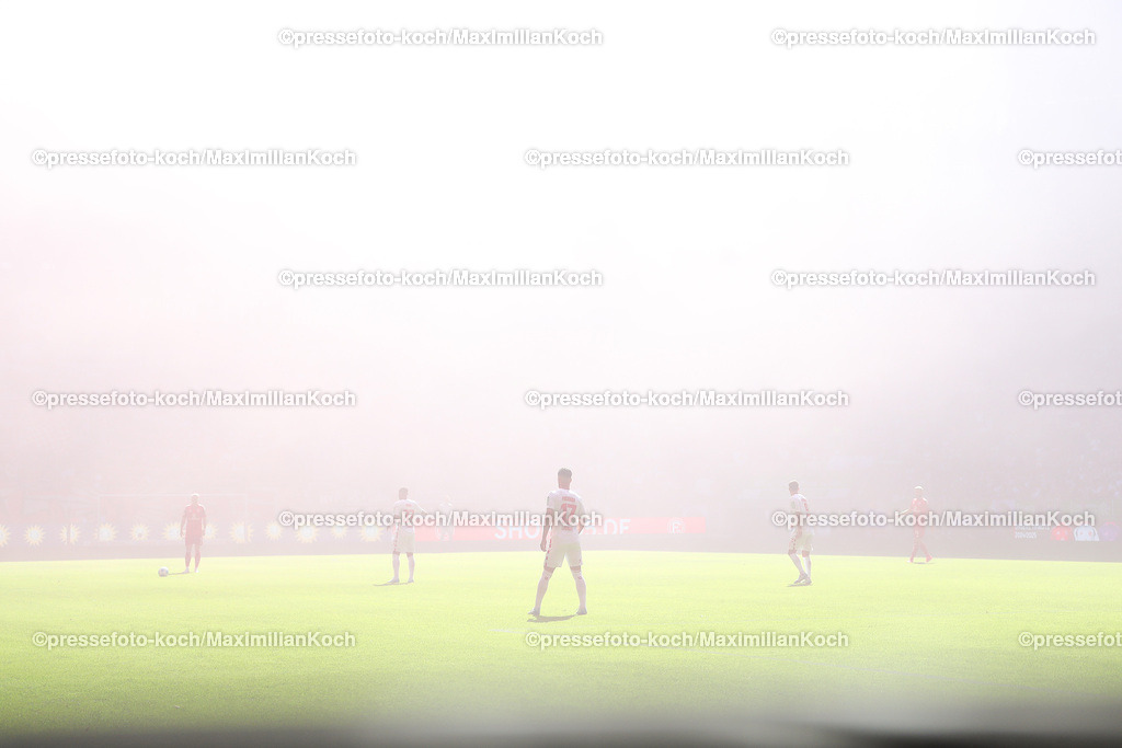 Due21092401011 | 21.09.2024, 2. Fußball Bundesliga, Fortuna Düsseldorf - 1. FC Köln, Merkur Spiel-Arena, Saison 2024 2025: Dichte Rauchwolken über dem SpielfeldDFB regulations prohibit any use of photographs as image sequences and or quasi-video.