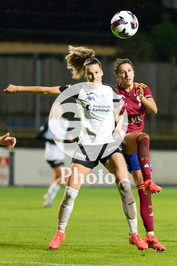 DZ8_7191_c | Switzerland: AXA Womens Super League 2025/26, Servette FC Chenois Feminin vs FC Aarau Frauen - Stade des Trois-Chene, Chene-Bourge: Ghoutia Habiba Karchouni (10 Servette FC Chenois Feminin) Celia Hofer (27 FC Aarau Frauen) battle for the ball (duel) 