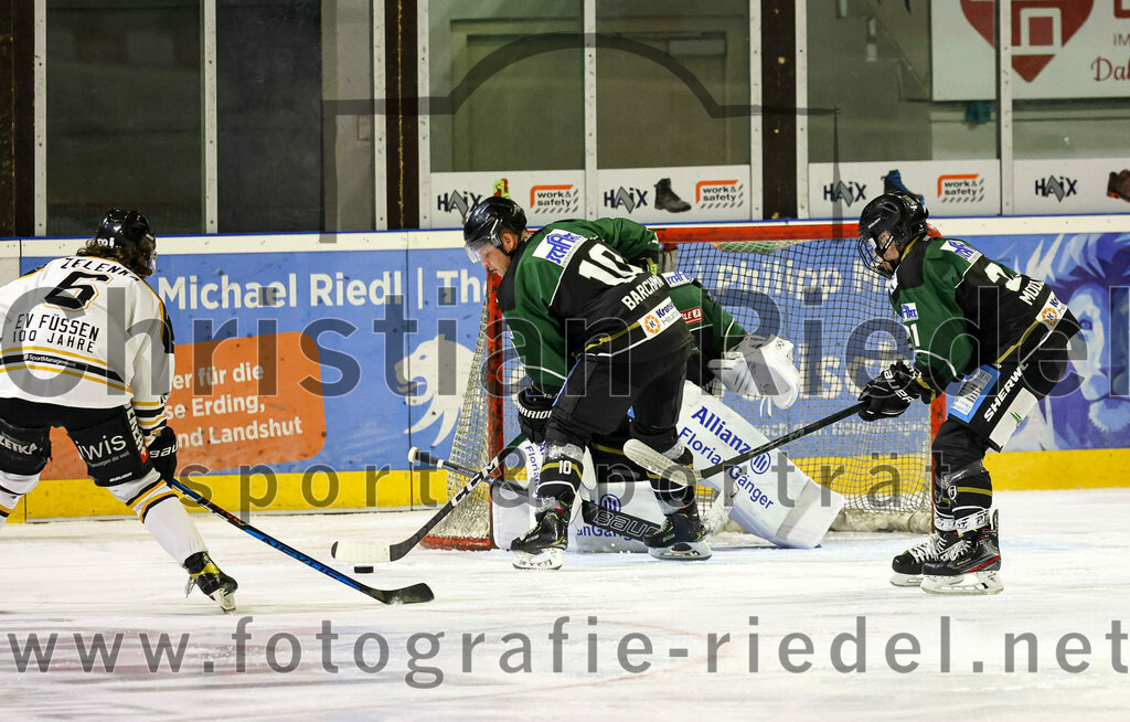 2022-09-23_038_TSV_Erding_gegen_EV_Fuessen | Erding, Deutschland, 23.09.2022:
Eishockey, Bayernliga 2022 / 2023, Testspiel, TSV Erding gegen EV Füssen, Endergebnis: 1:3

Ondrej Zelenka (EV Füssen, #6), Marc Barchmann (Erding Gladiators, #10), Torwart Christoph Schedlbauer (Erding Gladiators, #31), Erik Modlmayr (Erding Gladiators, #21)

Foto: Christian Riedel / fotografie-riedel.net