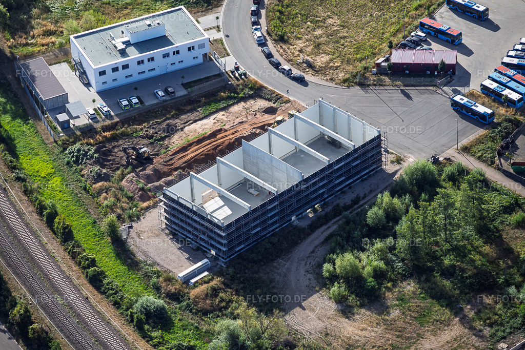 Luftbild: Neubau einer Industriehalle im Gewerbegebiet Am Dörniggraben in Kandel im Bundesland Rheinland-Pfalz in Deutschland. – Foto: IMG_158470.jpg vom 06.08.2026 durch Werner Riehm/FLY-FOTO.de – Auflösung des Originals: 6000 x 4000 px