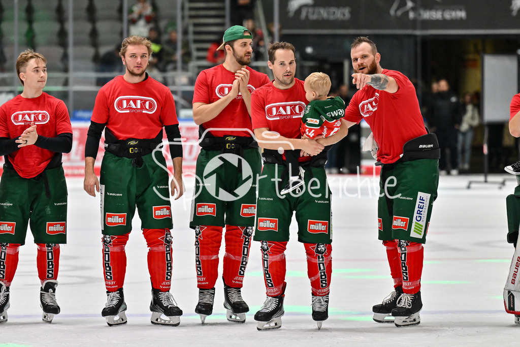 Augsburger Panther - Kölner Haie | die Augsburger Panther feiern zusammen mit den Fans den Heimsieg gegen die Kolner Haie  / Nolan ZAJAC (Augsburger Panther #44) / Maximilian RENNER (Augsburger Panther #58) / DEL: Augsburger Panther - Kölner Haie, Curt Frenzel Stadion am 29.09.2024