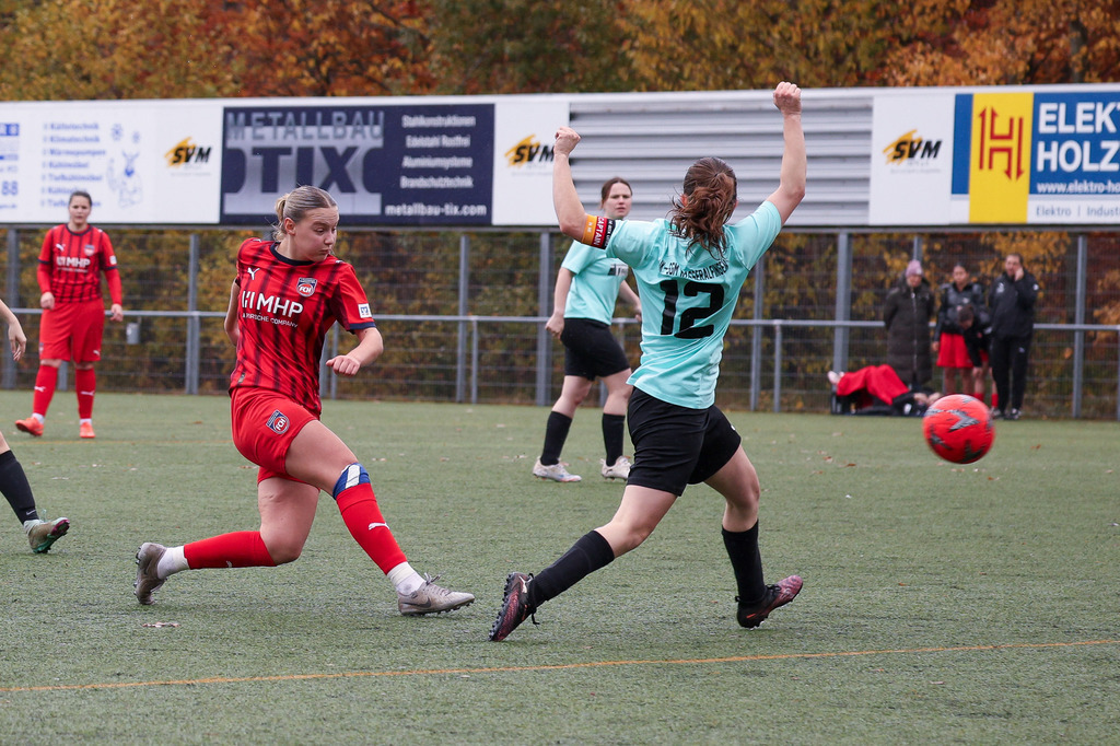 FCHWAS_251102_4818 | 1.FC Heidenheim 1846 II vs. SGM DJK-SV Wasseralfingen/Neuler, Fußball, Frauen, Bezirksliga, 2025/2026, 8. Spieltag, 02.11.2025 in Mergelstetten (Foto: Michael Bulling) - Realisiert mit Pictrs.com