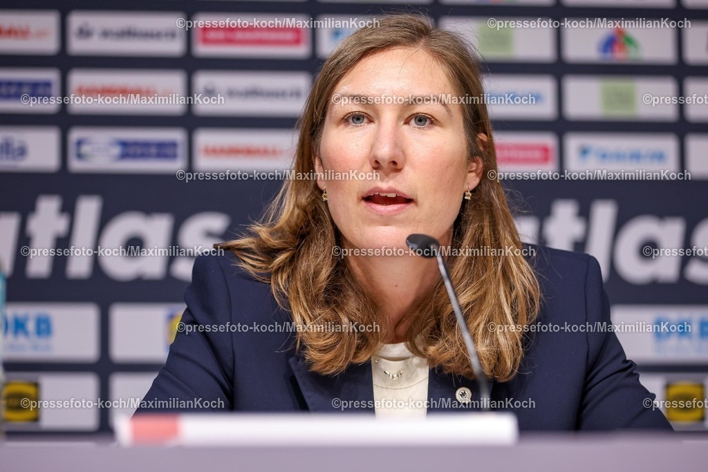 DHB15032501011 | 15.03.2025, Handball Ländespiel, EM-Qualifikation, Deutschland - Österreich, ZAG Arena Hannover: DHB-Pressekonferenz mit Ingo Meckes, Vorstand Sport, Verena Svensson, Präsidiumsmitglied und Vorsitzende DHB-Gleichstellungskommission, sowie Volker Zöller, President Consumer Goods EMEA, Essity. Im Bild Verena Svensson