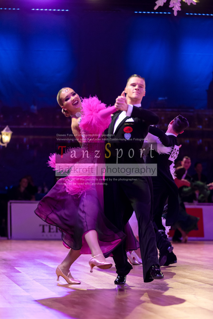 20241215_WDSF_Int_Open_Std-Riga-8935 | Tanzsportbilder, Standardtanz, Lateintanz, WDSF, DTV, LTVB, dancecomp, goc, hessen tanzt, blaues band der spree, walzer, tango, wiener walzer, slowfox, quickstepp, samba, rumba, cha-cha-cha, paso doble. jive, hd-kroft photography, turniertanzsport