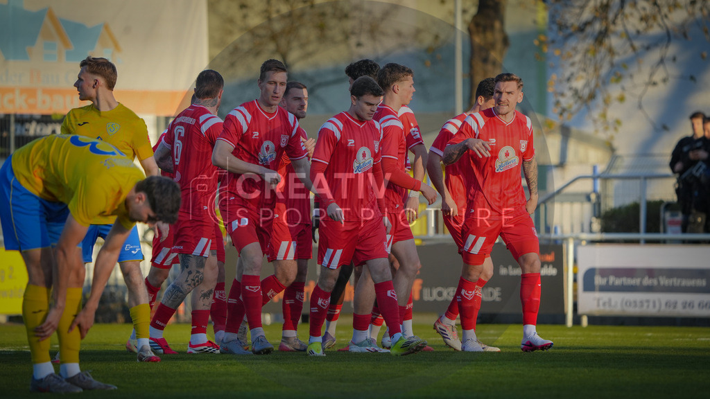 Fußball, Herren, Saison 2025/2026, Regionalliga Nordost, 22. Spieltag, FSV 63 Luckenwalde vs. Hallescher FC, Dienstag 07.04.2026, Werner-Seelenbinder-Stadion Luckenwalde, | Fußball, Herren, Saison 2025/2026, Regionalliga Nordost, 22. Spieltag, FSV 63 Luckenwalde vs. Hallescher FC, Dienstag 07.04.2026, Werner-Seelenbinder-Stadion Luckenwalde, Im Bild: Jubel beim HFC nach dem Führungstreffer. - Realisiert mit Pictrs.com