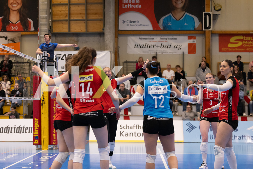 Volleyball I Frauen I Saison 2025-2026 I Volleyball NLA | Women I 1/2 Finals I  VC Kanti Schaffhausen - Sm'Aesch Pfeffingen I 07.03.2026 | VC Kanti Schaffhausen Spielerinnenkreis - Realisiert mit Pictrs.com