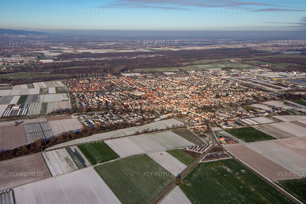 Luftbild: Ortsansicht von Südwesten im Winter bei Schnee in Offenbach an der Queich im Bundesland Rheinland-Pfalz in Deutschland. Foto: IMG_135570.jpg vom 16.12.2022 durch Werner Riehm/FLY-FOTO.de