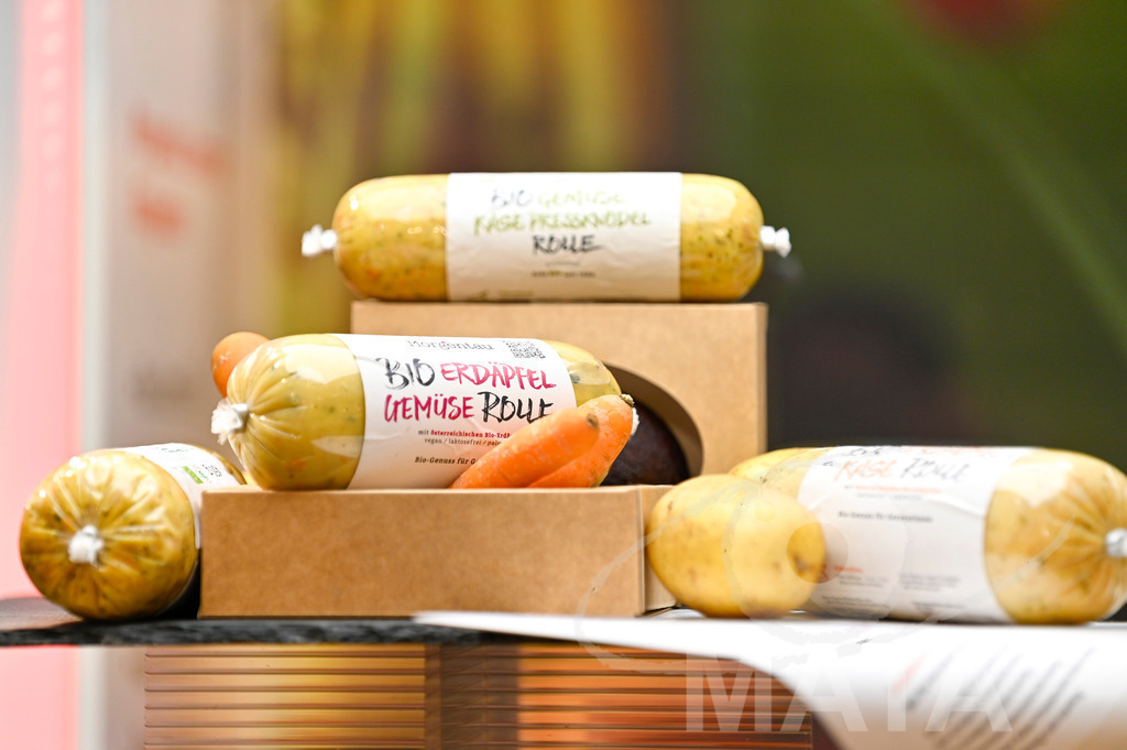 _DWI3651 | Das Herz der internationalen Bio-Branche schlug vom 26.–29.07.2022 für vier Tage in Nürnberg. Die BIOFACH, Weltleitmesse für Bio-Lebensmittel, und die VIVANESS, Internationale Fachmesse für Naturkosmetik, meldet sich mit der einmaligen „Summer Edition“ zurück. Groß war die Wiedersehensfreude der über 24.000 Fachbesucher aus 137 Ländern. Im Fokus: Der persönliche Austausch, Networking und vertiefte Gespräche zu den Themen der Zeit. Aber auch: Neuheiten und Trends entdecken und eintauchen mit allen Sinnen in die Produktvielfalt der 2.276 Aussteller aus 94 Ländern. Nürnberg, 29.07.2022 - Realisiert mit Pictrs.com