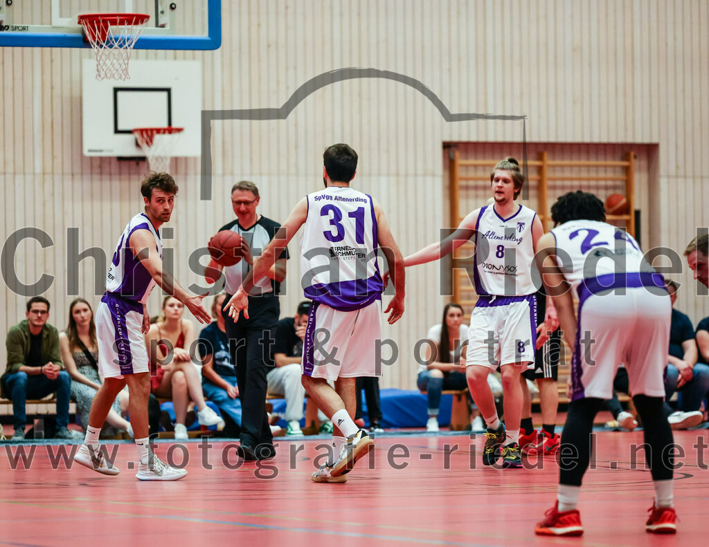 2022-05-15_097_SpVgg_Altenerding_gegen_TSV_Muenchen-Forstenried | Erding, Deutschland, 15.05.2022:
Basketball, Bezirksliga 2021 / 2022, Play-Offs, SpVgg Altenerding gegen TSV München-Forstenried, Endergebnis: 55:57

Jonah Timothy Richardson (SpVgg Altenerding, #13), Sasa Sukovic (SpVgg Altenerding, #31), Kristof Vadasz (SpVgg Altenerding, #8), Justin Ledbetter (SpVgg Altenerding, #24)

Foto: Christian Riedel / fotografie-riedel.net