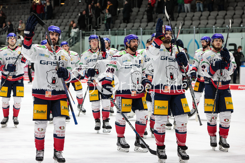 Augsburger Panther - Eisbaeren Berlin | Die Eisbaeren bedanken sich bei den mitgereisten Fans
