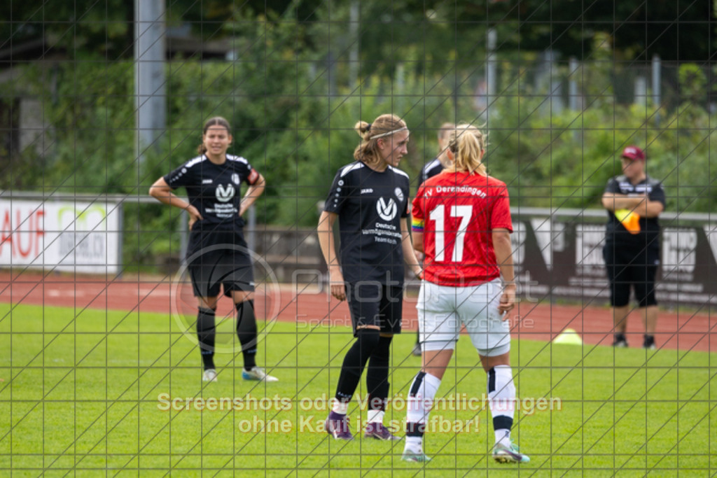 20250928_134129_0292 | #,1.FC Donzdorf (schwarz) vs. TV Derendingen (rot), Fussball, Frauen-Verbandsliga Württemberg, 03. Spieltag, Saison 2025/2026, Rasenplatz Lautertal Stadion, Süßener Straße 16, 73072 Donzdorf, 28.09.2025 - 13:00 Uhr,Foto: PhotoPeet-Sportfotografie/Peter Harich