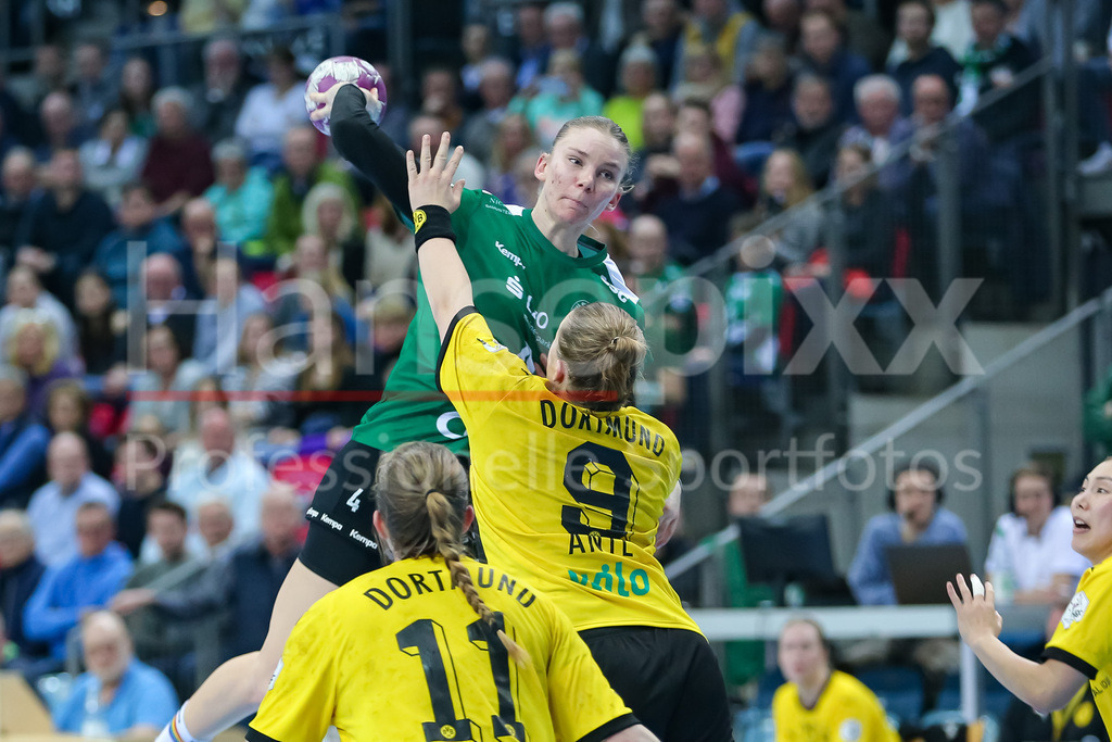 Handball, Bundesliga Frauen, VfL Oldenburg - Borussia Dortmund | v.li.: Toni Reinemann (VfL Oldenburg, 4) beim Wurf, am Ball, Spielszene, Aktion, Action