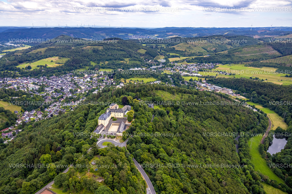 BadLaasphe240709365 | Luftbild, Schloß Wittgenstein,, Blick über Bad Laasphe mit Hügellandschaft und Fernsicht, Wittgenstein-Kunst, Bad Laasphe, Wittgensteiner Land, Nordrhein-Westfalen, Deutschland