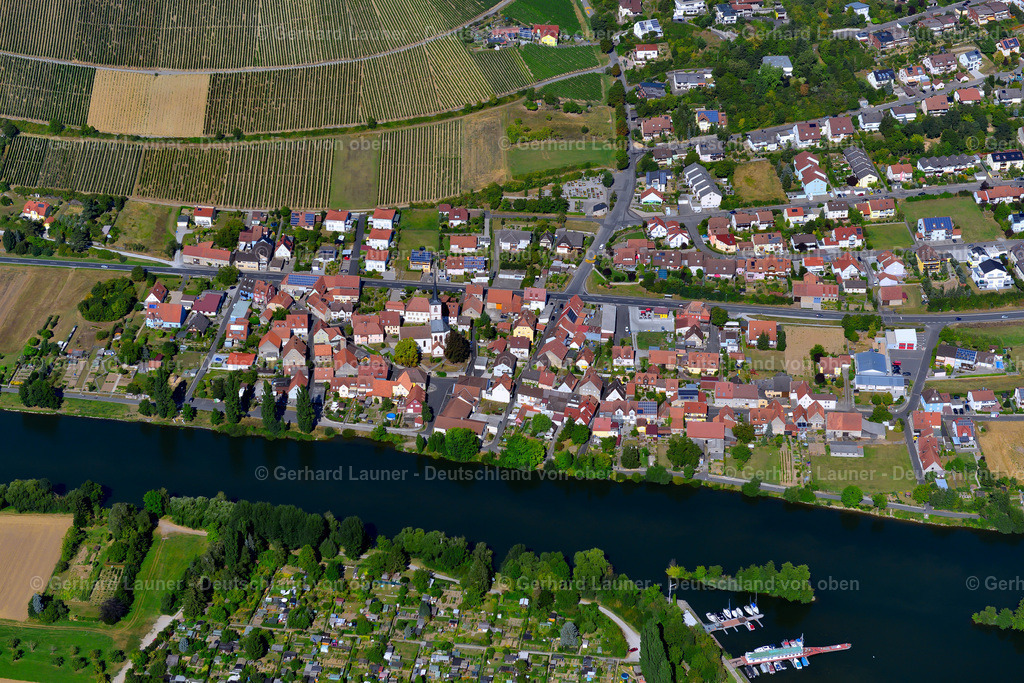 3650359 | KLEINOCHSENFURT 31.08.2016 Ortsansicht am Rande von landwirtschaftlichen Feldern und Nutzflächen  in Kleinochsenfurt im Bundesland Bayern, Deutschland // Village view on the edge of agricultural fields and land  in Kleinochsenfurt in the state Bavaria, Germany Foto: Gerhard Launer