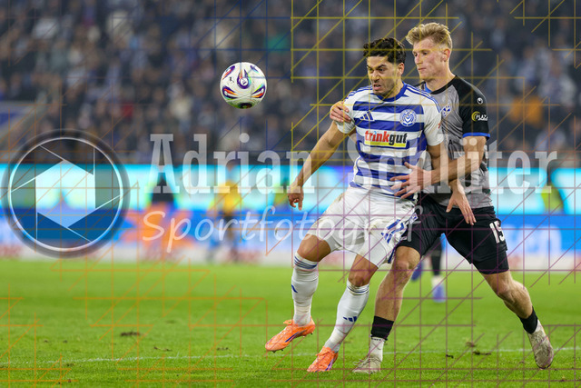 MSV Duisburg vs SV Waldhof Mannheim - 3. Liga | Duisburg, Deutschland, 07.11.25:   Mert Göckan (MSV Duisburg) und Malte Karbstein (SV Waldhof Mannheim) im Kampf um den Ball waehrend des Spiels der 3. Liga MSV Duisburg vs SV Waldhof Mannheim in der schauinsland-reisen-arena(Foto von Brauer-Fotoagentur / Adrian Schlueter)
