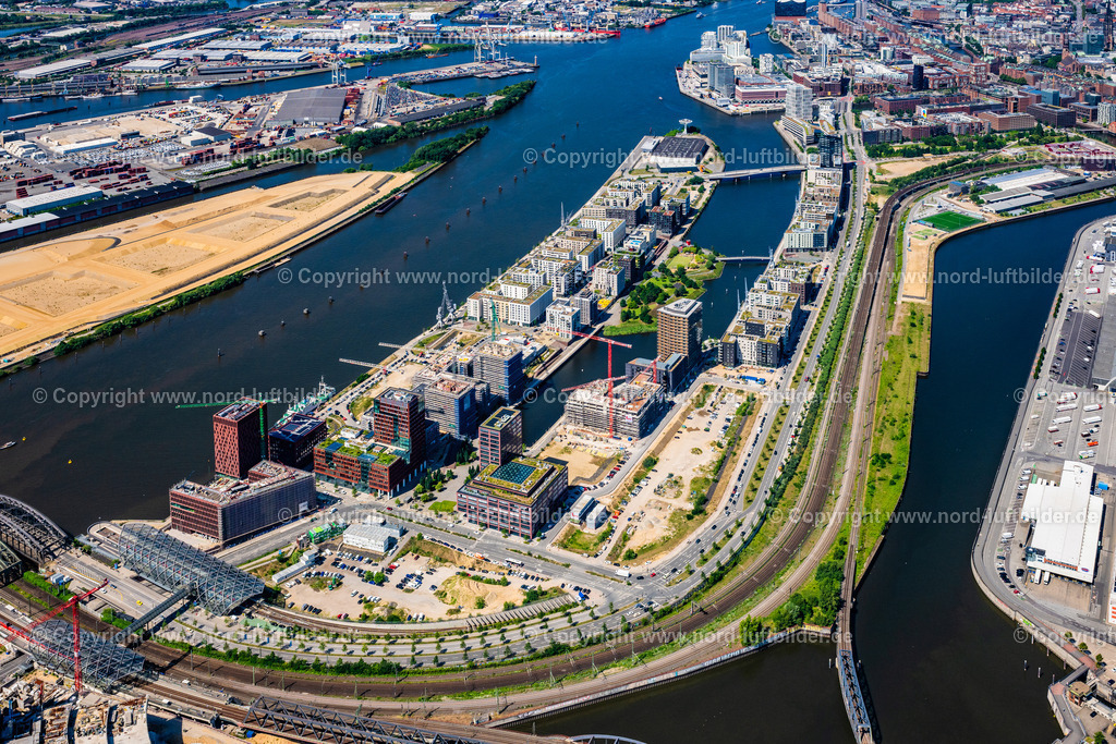 Hamburg_Baakenhafen_Hafencity_ELS_0856200625 | HAMBURG 16.06.2025 Baustellen für Wohn- und Geschäftshäuser im Baakenhafen entlang der der Baakenallee in der HafenCity in Hamburg, Deutschland. Weiterführende Informationen bei: AUG. PRIEN Bauunternehmung (GmbH & Co. KG),  BVE Bauverein der Elbgemeinden eG,  Baugenossenschaft Hamburger Wohnen eG,  Johann Daniel Lawaetz-Stiftung,  Richard Ditting GmbH & Co. KG,  bof architekten,  florian krieger - architektur und städtebau gmbh. // Construction sites for residential and commercial buildings in the Baakenhafen along the Baakenallee in HafenCity in Hamburg, Germany. Further information at: AUG. PRIEN Bauunternehmung (GmbH & Co. KG),  BVE Bauverein der Elbgemeinden eG,  Baugenossenschaft Hamburger Wohnen eG,  Johann Daniel Lawaetz-Stiftung,  Richard Ditting GmbH & Co. KG,  bof architekten,  florian krieger - architektur und staedtebau gmbh. Foto: Martin Elsen