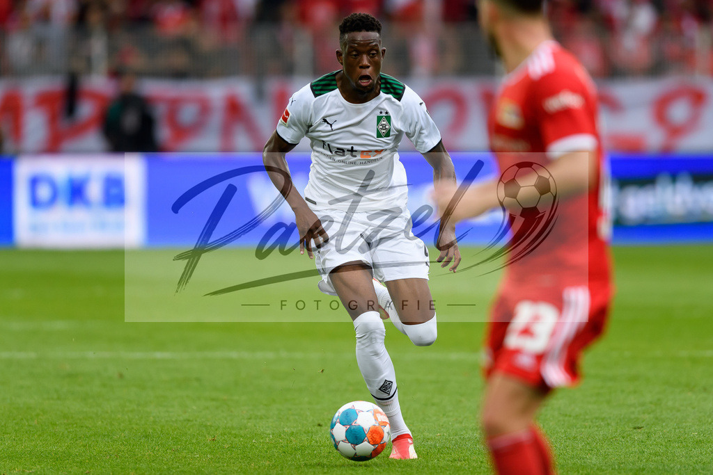 FCUBMG20210829_221 | Fussball, Herren: Denis Zakaria (Borussia Moenchengladbach) in Aktion, am Ball, Einzelaktion beim Spiel der 1. Bundesliga zwischen 1. FC Union Berlin und Borussia Moenchengladbach im Stadion An der Alten Foersterei am 29.08.2021 in Berlin, Deutschland. - Realisiert mit Pictrs.com
