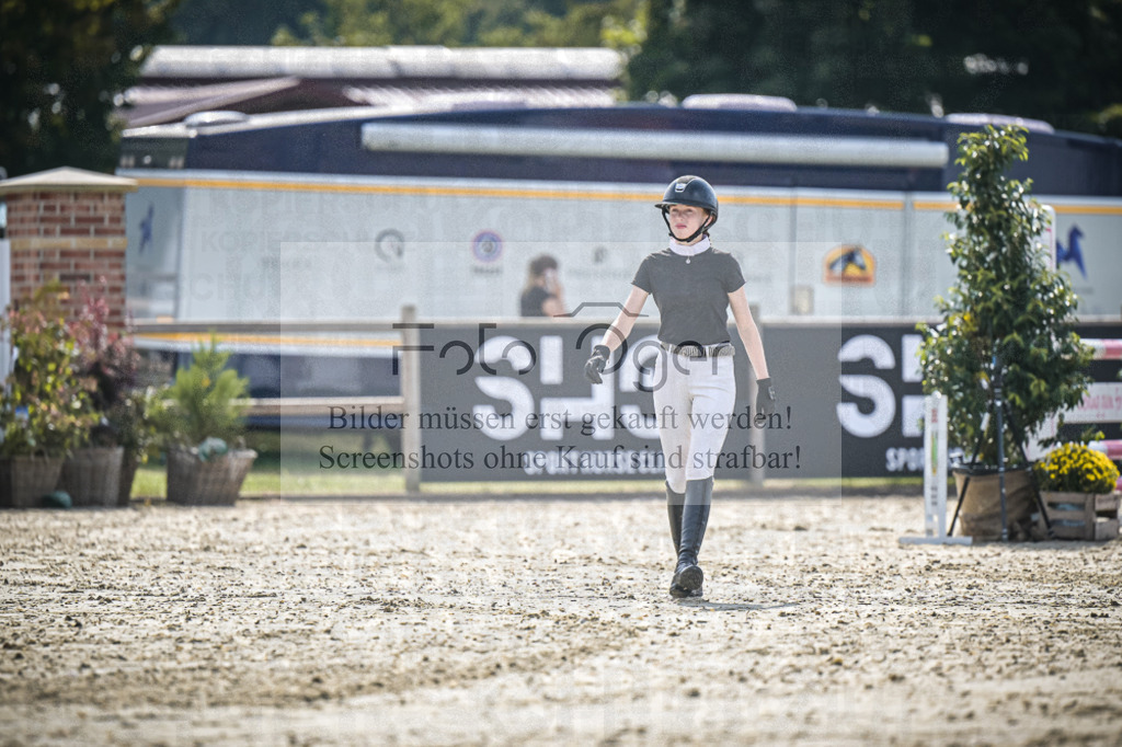 DOS_8850 | Entdecke hochwertige Reitturnierfotos von Foto Oger. Professionell, emotional und authentisch – jetzt Lieblingsmomente im Shop bestellen.Deutschlandweite Turnierfotografie. - Realisiert mit Pictrs.com