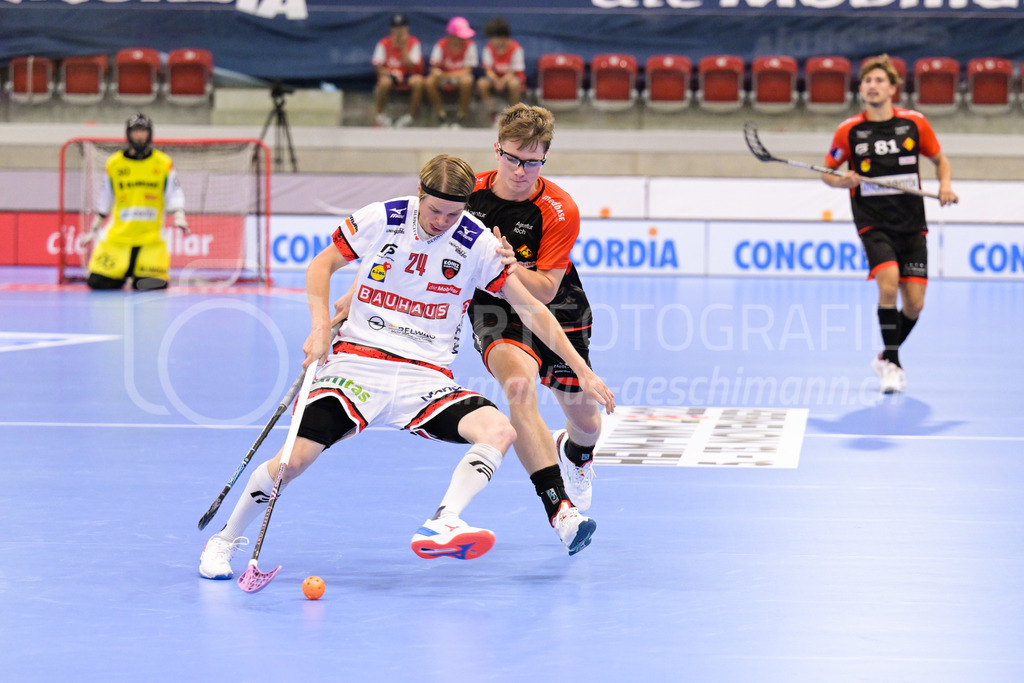 HC Rychenberg vs. Floorball Köniz - 28. August 2022 | HC Rychenberg vs. Floorball Köniz
AXA Arena, Winterthur
Jyrki Holopainen (#24 Floorball Köniz) wird von Kimo Oesch (#9 HC Rychenberg) bedrängt.
Bild: Sportfotografie Markus Aeschimann | www.markus-aeschimann.ch - Realisiert mit Pictrs.com