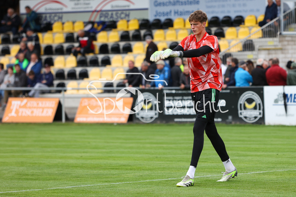 DJK Vilzing - FC Bayern Amateure | FCB Keeper Tom Ritzy HUELSMANN (FCB #1) beim warmmachen / Einzelfoto / Freisteller