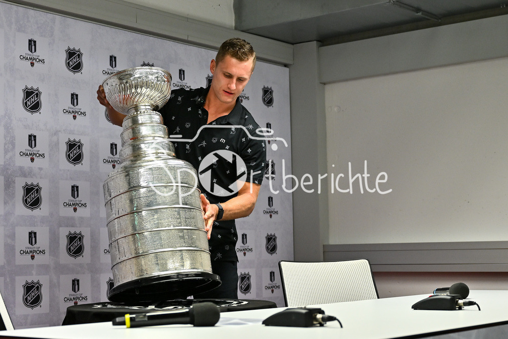 Cup Day | Nico STURM bringt den Stanley Cup zum zweiten mal nach Augsburg / Im Bild der offizielle Pressetermin mit RT1 Moderator Alex KUNZ