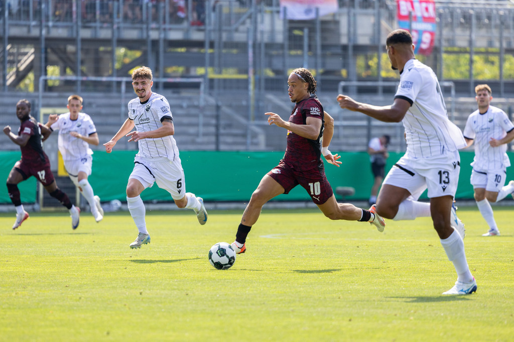 SV Sandhausen gegen RB Leipzig (DFB-Pokal, 1. Runde)***Am Ball: Xavi Simons (10, Leipzig) | SV Sandhausen gegen RB Leipzig (DFB-Pokal, 1. Runde)***Am Ball: Xavi Simons (10, Leipzig) - Realisiert mit Pictrs.com