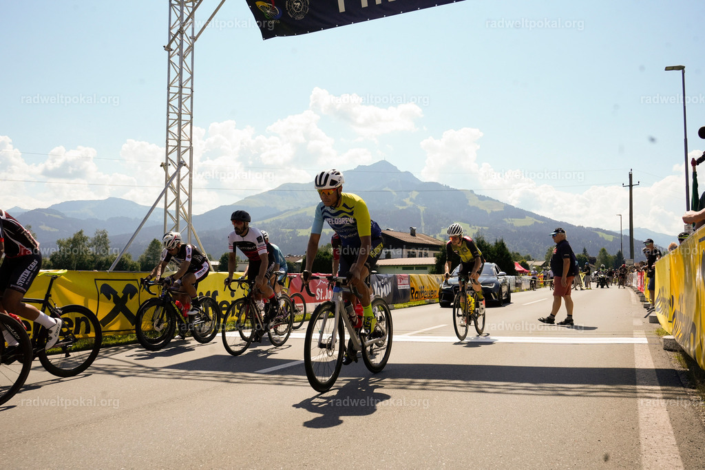 145_20230817_Bewerb_Maenner_Muehlanger | AUT - OESTERREICH, 2023-08-16: SPORT RENNRAD-FAHREN - 55. INTERNATIONALER RADWELTPOKAL IN ST. JOHANN IN TIROL  - Vintage-Radrennen mit WM-Bronze-Medaillen-Siegerin Christina Schweinberger, den Teilnehmer und Alexander Baumann (vom Orginastions-Team) - TAG 2 BEWERB MAENNER IN SECHS GRUPPEN  ; Foto: Roland Muehlanger