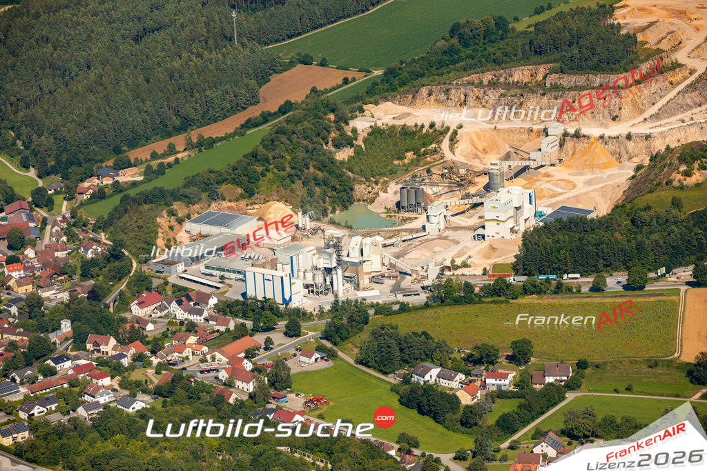 Das Luftbild zeigt :  Lauterhofen - Die Luftaufnahme wurde 2024 vom UL-Flugzeug aus erstellt ( keine Drohne ) - Hochauflösende Luftaufnahme - Für grossformatige Ausdrucke geeignet. Die Geschenkidee !Mit Lizenz und Bildrechte bestellbar