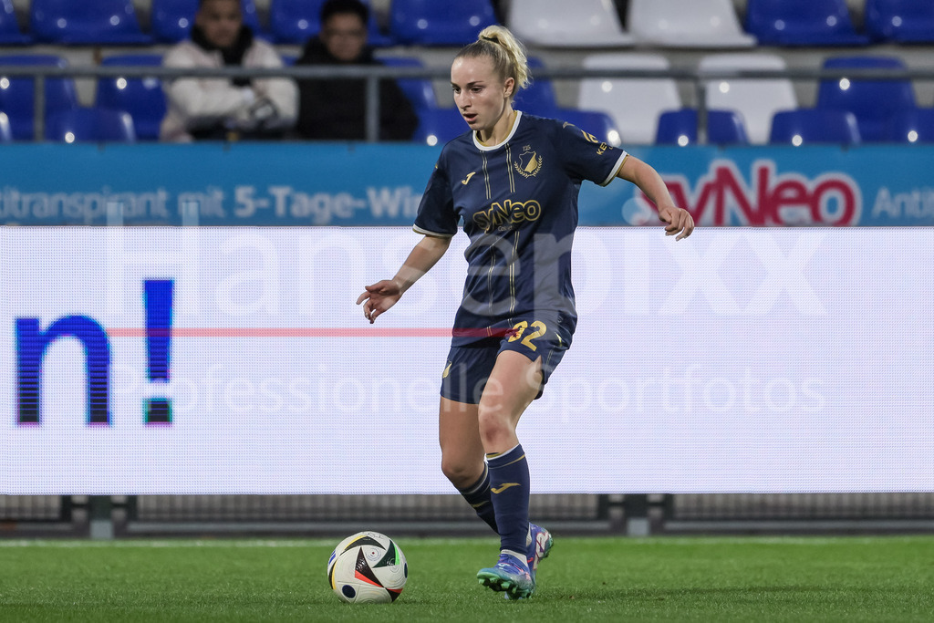 Fussball, Google Pixel Frauen-Bundesliga, TSG 1899 Hoffenheim - SV Werder Bremen | v.li.: Vanessa Diehm (TSG 1899 Hoffenheim, 32) am Ball, Freisteller, Einzelbild, Ganzkörper, Aktion, Action, Spielszene, DIE DFB-RICHTLINIEN UNTERSAGEN JEGLICHE NUTZUNG VON FOTOS ALS SEQUENZBILDER UND/ODER VIDEOÄHNLICHE FOTOSTRECKEN. DFB REGULATIONS PROHIBIT ANY USE OF PHOTOGRAPHS AS IMAGE SEQUENCES AND/OR QUASI-VIDEO.