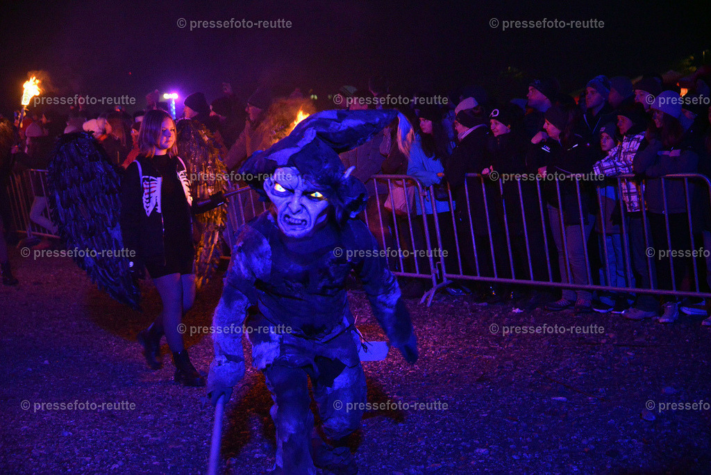 news-2022-Dez03-Krampusumzug-Reutte-WTV_5918 | Info aus dem Bezirk Reutte/Ausserfern Tirol sowie eine umfangreiche Bilddatenbank über die gesamte Region: Lechtal, Talkessel Reutte, Tannheimertal, Zwischentoren. Lech, Plansee, Zugspitze, Grenztunnel, B179, Fernpassstraße, Verkehr, Lawinen, Tradition, - Realisiert mit Pictrs.com