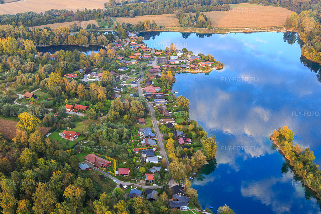 Vue aérienne: Maisons de week-end à l'Etang des Chalets du Lac à Beinheim dans le département Bas Rhin, France – .Photo: IMG_074435.jpg prise le 04/10/2014 par Werner Riehm/FLY-FOTO.eu – Résolution de l'original: 5472 x 3648 px