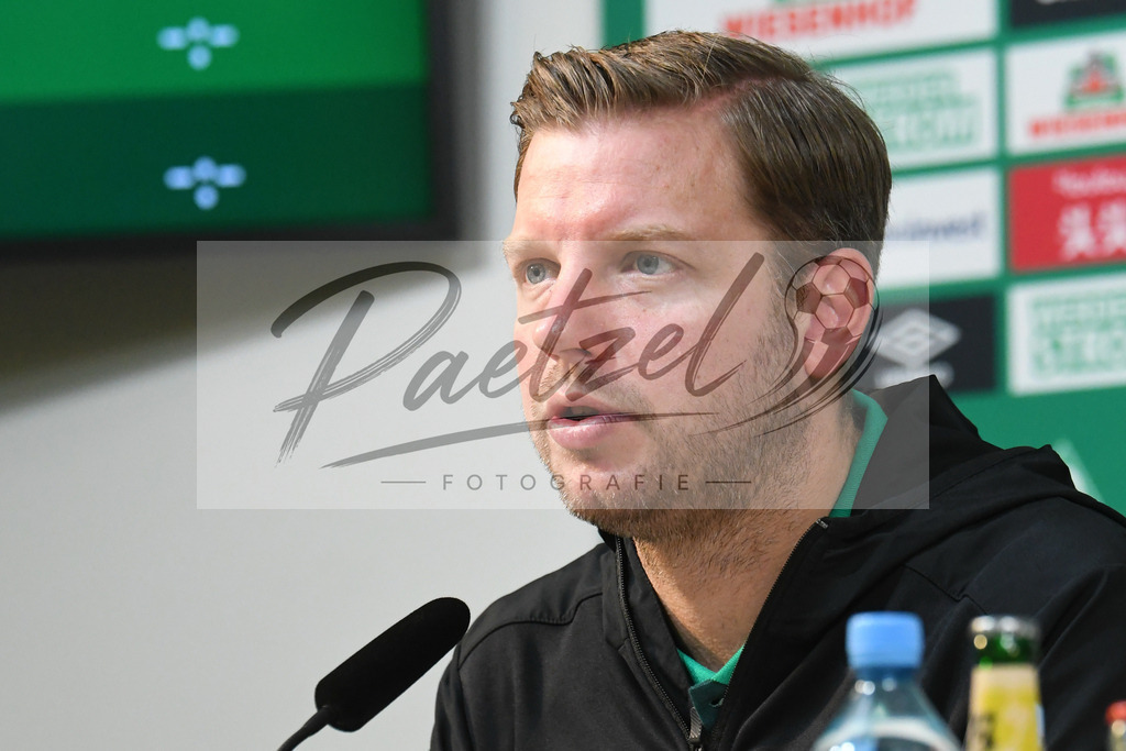 20200212_PKBREM_0019 | Fussball, Herren: Trainer Florian Kohfeldt (SV Werder Bremen) schaut waehrend der Pressekonferenz des SV Werder Bremen auf dem wohninvest Weserstadion am 12.02.2020 in Bremen, Deutschland. - Realisiert mit Pictrs.com