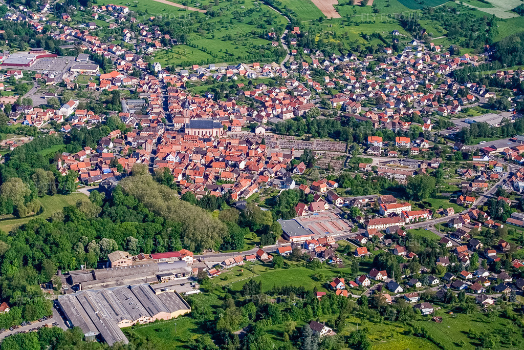 Vue aérienne: Centre-ville avec Literie Alsace (Treca), Église Saint-Michel de Reichshoffen et Cimetière à Reichshoffen dans le département Bas Rhin, France – .Photo: IMG_10838.jpg prise le 12/05/2008 par Werner Riehm/FLY-FOTO.eu – Résolution de l'original: 3207 x 2138 px