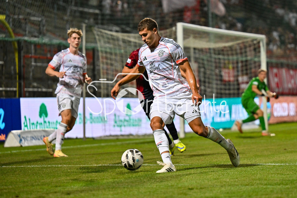 SpVgg Unterhaching - FC Bayern Amateure | im Duell Robert Edward Jr. DEZIEL (FC Bayern Muenchen II 15) und Markus SCHWABL (Haching 23) / Zweikampf / Regionalliga Bayern: SpVgg Unterhaching - FC Bayern München II; Uhlsport Park am 15.08.2025