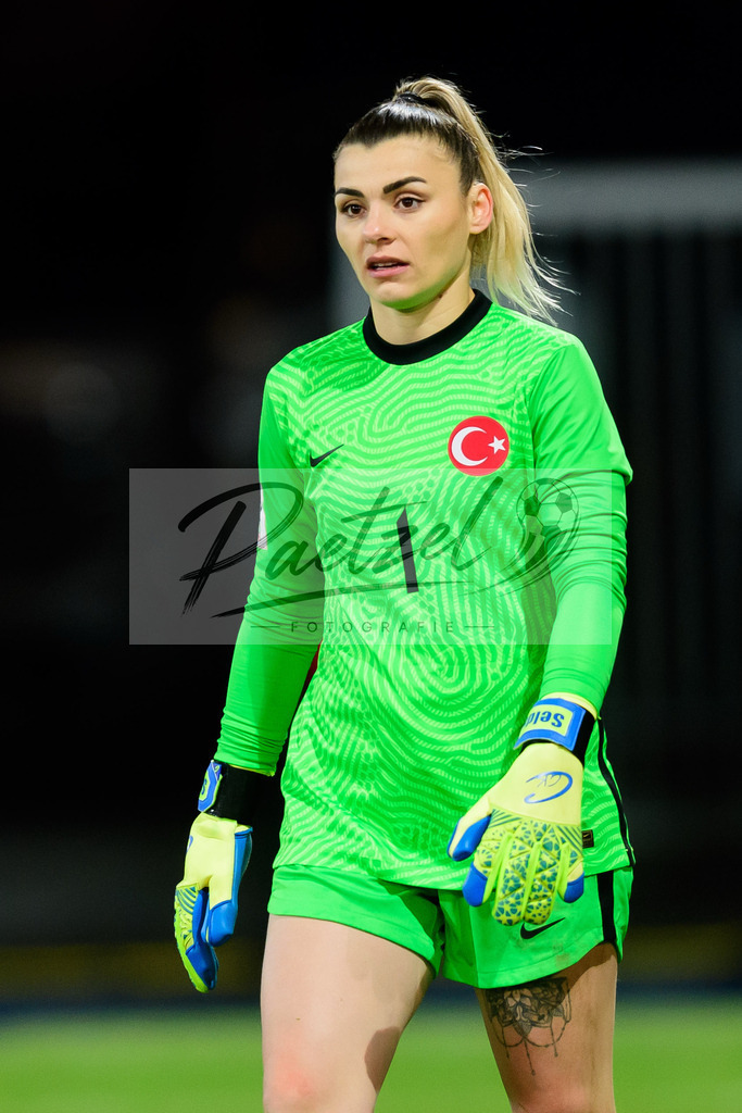 GERTUR20211126_172 | Fussball, Frauen: Torwart Selda Akgoez (Turkey) schaut bei dem Spiel der WM-Qualifikation zwischen Deutschland und Tuerkei im Eintracht-Stadion am 26.11.2021 in Braunschweig, Deutschland. - Realisiert mit Pictrs.com