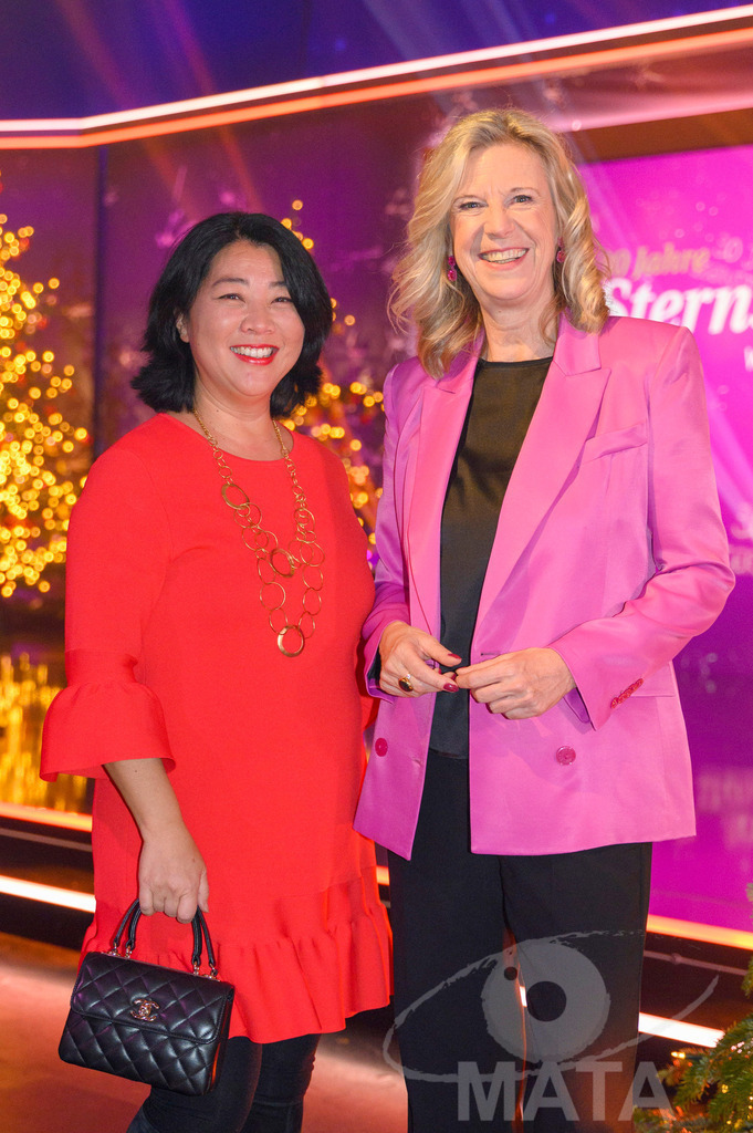 _DWA1344 | Yoko Higuchi-Zitzmann und Frau Dr. Katja Wildermuth bei '30 Jahre Sternstunden-Gala 2023' in der Frankenhalle. Nürnberg, 15.12.2023 - Realisiert mit Pictrs.com