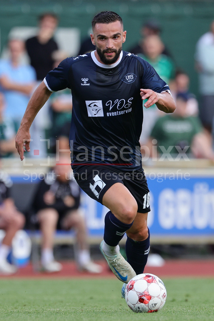 Fussball, Regionalliga Nord, SV Werder Bremen II - VfB Oldenburg | Leon Demaj (VfB Oldenburg, 10) am Ball, Freisteller, Einzelbild, Ganzkörper, Aktion, Action, Spielszene