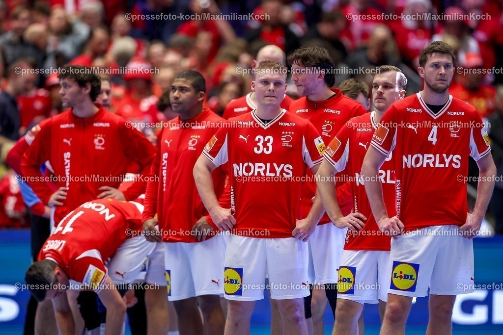 EHF20012602138 | 20.01.2026, Handball, Men's EHF EURO 2026, Dänemark - Portugal, Jyske Bank Boxen in Herning, Dänemark, Preliminary Round: Enttäuschte Gesichter bei den Dänen nach der Niederlage gegen Portugal  Emil Siersbaek Bergholt (Denmark #33)  Magnus Landin Jacobsen (Denmark #04) 