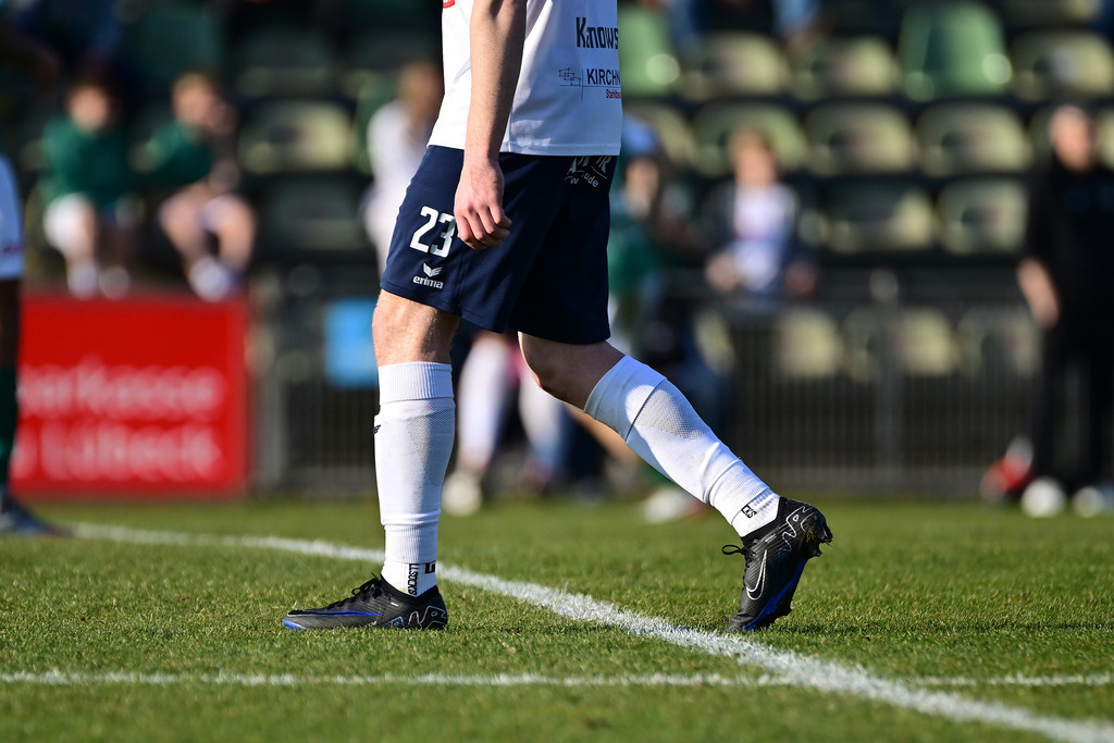 Fußball I Herren I Saison 2024-2025 I Regionalliga Nord I 25. Spieltag I VfB Lübeck - SSV Jeddeloh | Symbol, Symbolfoto, Symbolbild, Sinnbild, Bildsymbol, Darstellung, Signum: Fußball, hose, stutzen, schuhe, socken,  - Realisiert mit Pictrs.com