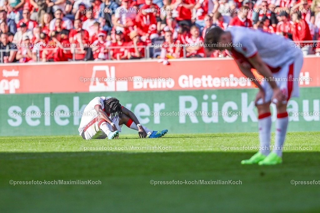 xKWIx26042601054 | 2026.04.26, xkwix, Fußball, 3.Liga, Rot-Weiss Essen - 1. FC Saarbrücken, Stadion an der Hafenstraße, 35.Spieltag, Saison 2025 / 2026: Franci Bouebari (Rot-Weiss Essen #19) entteuscht und frustriert am Boden im Vordergrund Marek Janssen (Rot-Weiss Essen #20) DFB regulations prohibit any use of photographs as image sequences and or quasi-video. Photo: xKamilxWilkowskixPressefotoKochx
