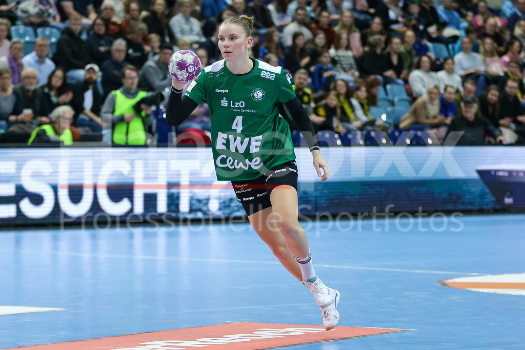 Handball, Bundesliga Frauen, VfL Oldenburg - Borussia Dortmund | v.li.: Toni Reinemann (VfL Oldenburg, 4) Freisteller am Ball, Einzelfoto, Spielszene, Aktion, Action