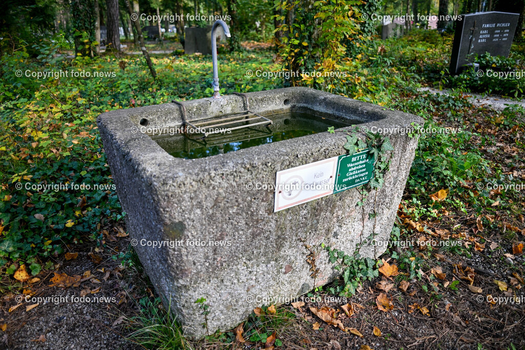 Friedhof_ Kreuz_ Kruzifix_ Jesu Christi_ Allerheiligen_ 26.10.2024-10 | 26.10.2024, Friedhof, AUT, Allerheiligen, Themenbilder im Bild Friedhof, Kreuz, Kruzifix, Jesu Christi, Allerheiligen, Engerl, Engel, Kerzen, Grab, Grablicht, Blumen, Skulptur, Grabstein, Symbolbild, Grablaterne, Grabkerze, Grabkerzen, Grablichter, Kerze, Grabkreuz, Gedenken, Bestattung, Verstorbene, Totenruhe, Grab, Urne, Blumenschmuck, Schmuck, Besucher, Feature, kreativ, creativ, Linz