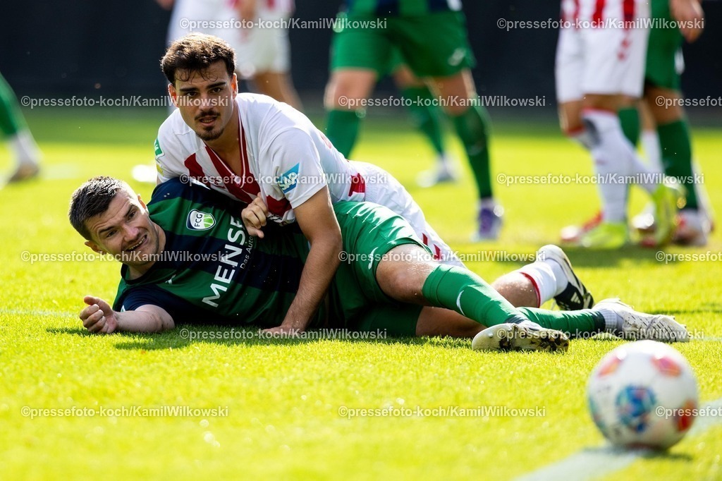 xKWI27092501029 | 27.09.2025, xkwix, Fußball, Regionalliga West, 1. FC Köln U23 - FC Gütersloh, Geißbockheim Franz-Kremer-Stadion: Björn Rother (FC Gütersloh #6) im Zweikampf am Boden gegen Mikail Özkan (1. FC Köln U23 #30) 