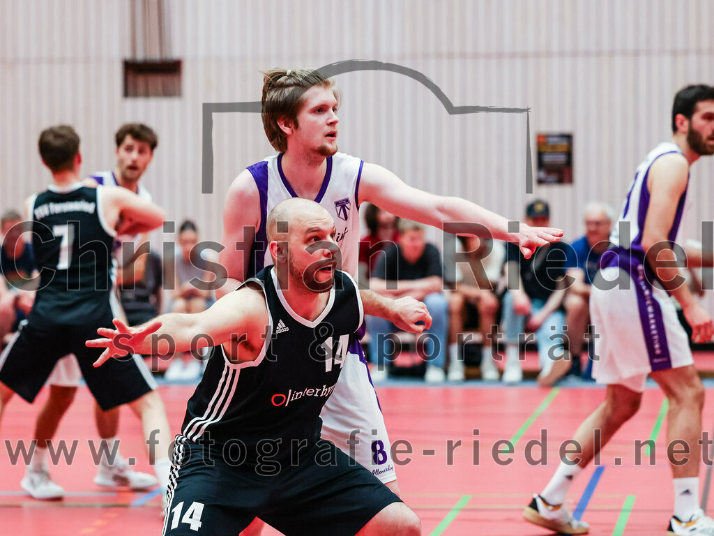 2022-05-15_065_SpVgg_Altenerding_gegen_TSV_Muenchen-Forstenried | Erding, Deutschland, 15.05.2022:
Basketball, Bezirksliga 2021 / 2022, Play-Offs, SpVgg Altenerding gegen TSV München-Forstenried, Endergebnis: 55:57

Felix Schuster (TSV München-Forstenried, #14), Kristof Vadasz (SpVgg Altenerding, #8)

Foto: Christian Riedel / fotografie-riedel.net