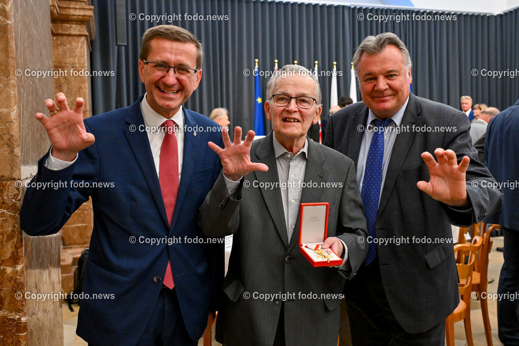 Ehrung Max Stoeger_ goldenes Verdienstkreuz_ 29.04.2024-15 | 29.04.2024, Landhaus Linz, AUT, Ehrung Max Stoeger, goldenes Verdienstkreuz im Bild LR Markus Achleitner (VP), Max Stoeger, LR Guenther Steinkellner (FP)
