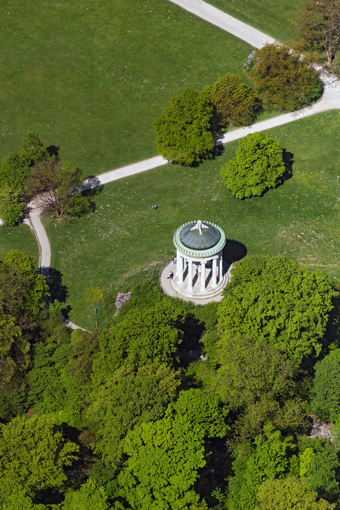 dr__0063721.jpg | MüNCHEN 29.04.2025 Tourismus- Attraktion und Sehenswürdigkeit des Tempel " Monopterus " im Englischen Garten im Ortsteil Altstadt in München im Bundesland Bayern, Deutschland. // Tourist attraction and sight of the temple "Monopterus" in the English Garden in the Altstadt district of Munich in the federal state of Bavaria, Germany. Foto: Daniel Reiter