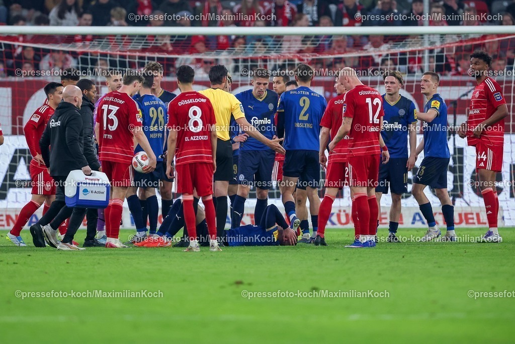 F9510042601115 | 10.04.2026, Fußball, Fortuna Düsseldorf - Holstein Kiel, 2. Fußball Bundesliga, Herren, Merkur Spiel-Arena, 29. Spieltag, Saison 2025 2026: Tummult Rudelbildung um Schiedsrichter Jöllenbeck   DFB regulations prohibit any use of photographs as image sequences and or quasi-video.