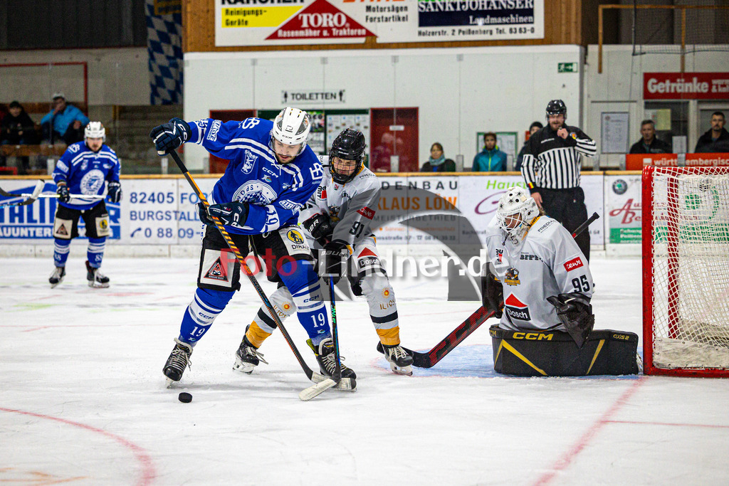 SC Forst NATURE BOYS gegen WANDERERS Germering | Eishockey Landesliaga Herren Gruppe A 2024/2025, SC Forst NATURE BOYS gegen WANDERERS Germering, 20241025,Matthias MÜLLER (Nature Boyz 19) vor dem Tor von Franziska ALBL (WANDERERS Germering Goali 95),2024-10-25 in Peißenberg (Eisstadion Peißenberg), Matthias MÜLLER (Nature Boyz 19), Marco SCHWARZ (WANDERERS Germering 91), Franziska ALBL (WANDERERS Germering Goali 95)Copyright: WolfgangxLindner www.foto-lindner.de