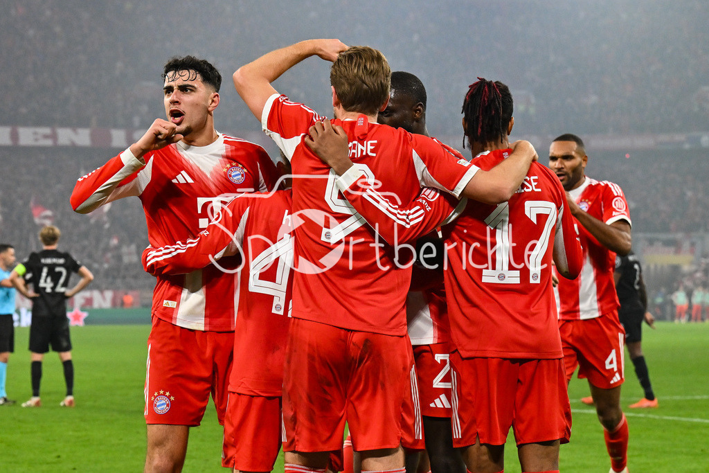 FC Bayern München - Sporting Lissabon | MUNICH, GERMANY - 09. DECEMBER: Jubel der Bayern nach dem Treffer zum 2-1 durch Lennart KARL (FC Bayern Munich 42) / Tor / Torschuetze / Freude / Happy während dem Match zwischen dem FC Bayern München und Sporting Lissabon am 6. Spieltag der UEFA Champions League Ligaphase in der Allianz Arena